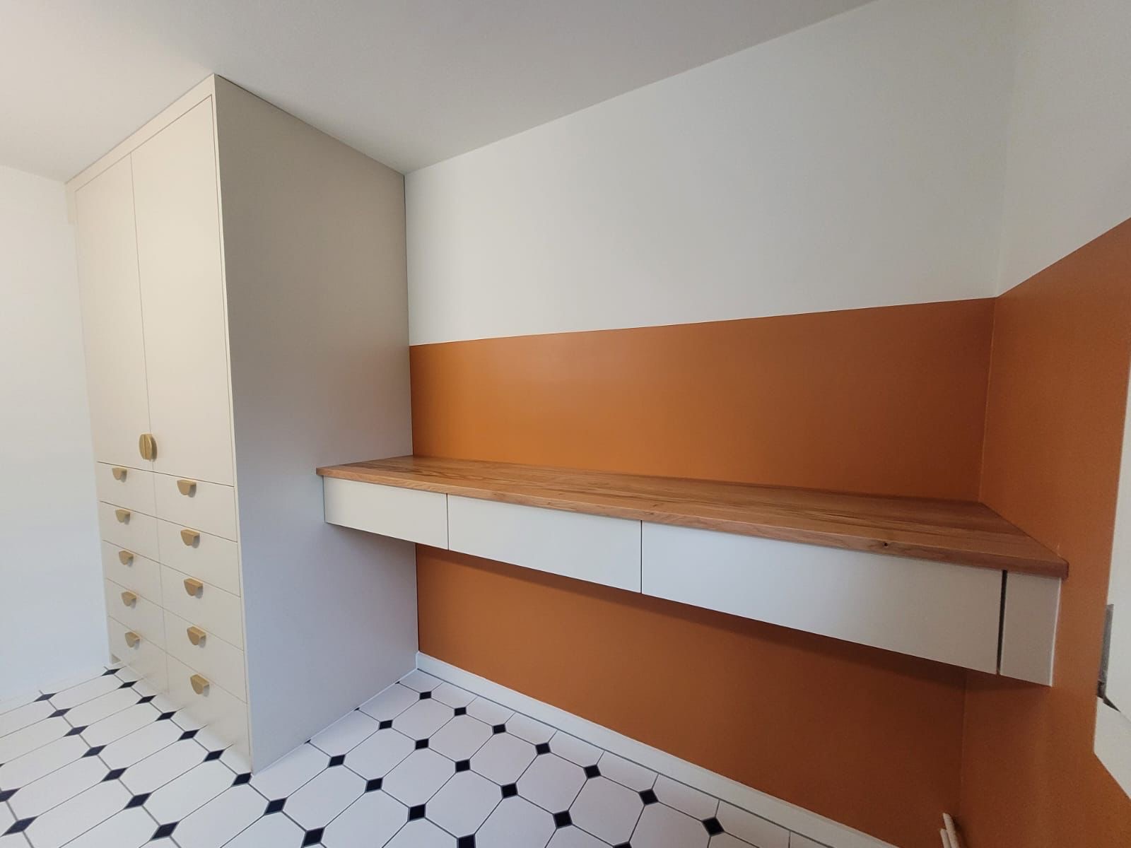 Raum mit terrakottafarbener Wandfläche und Einbauschrank