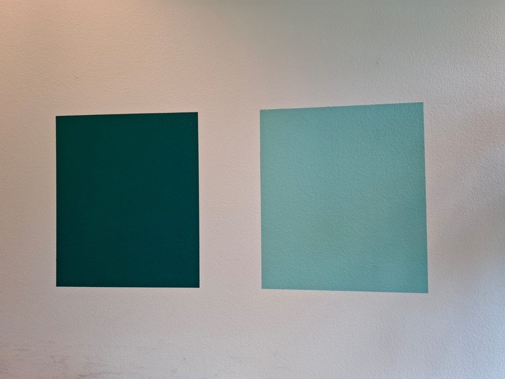 Zwei Farbmuster nebeneinander an einer Wand