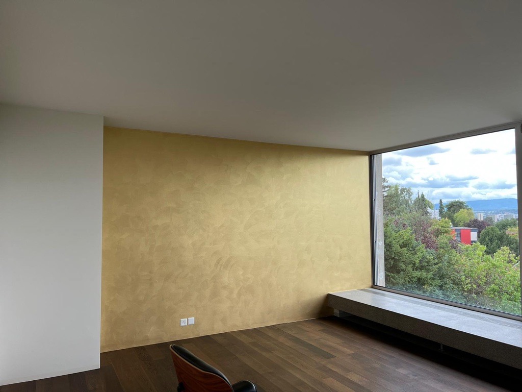 Wohnraum mit goldener Effektwand