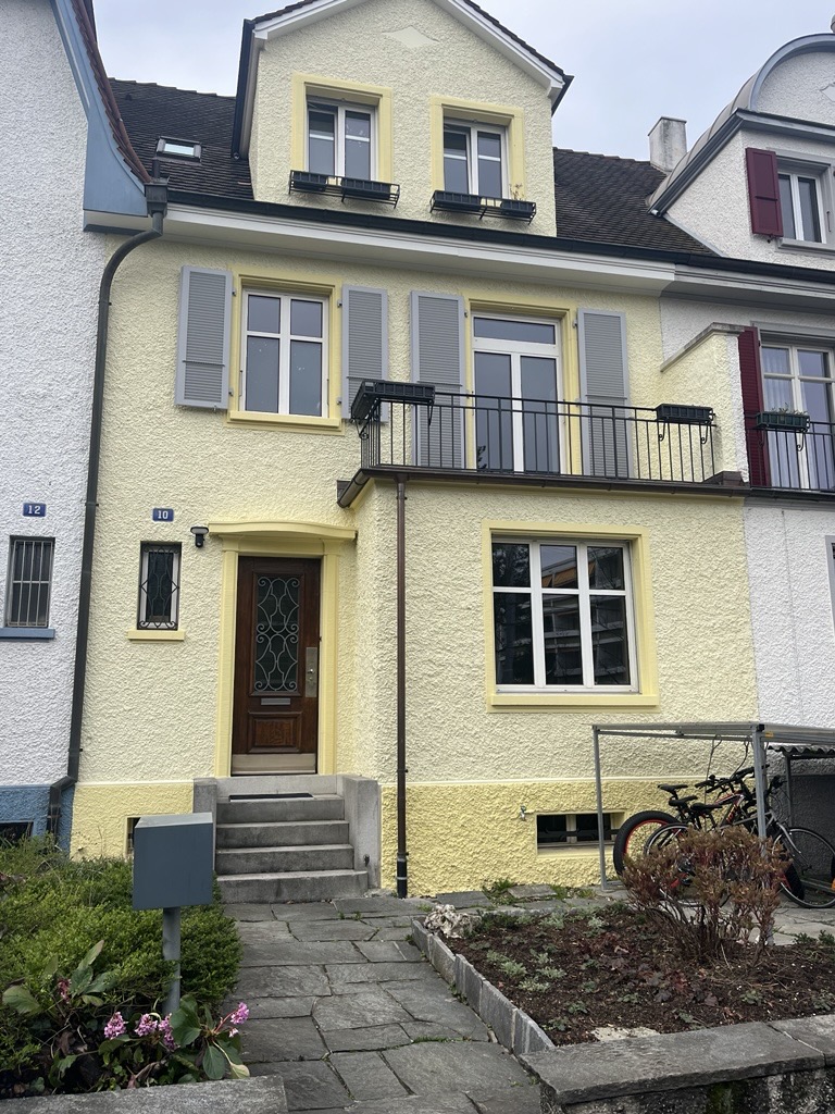 Gelbliche Hausfassade