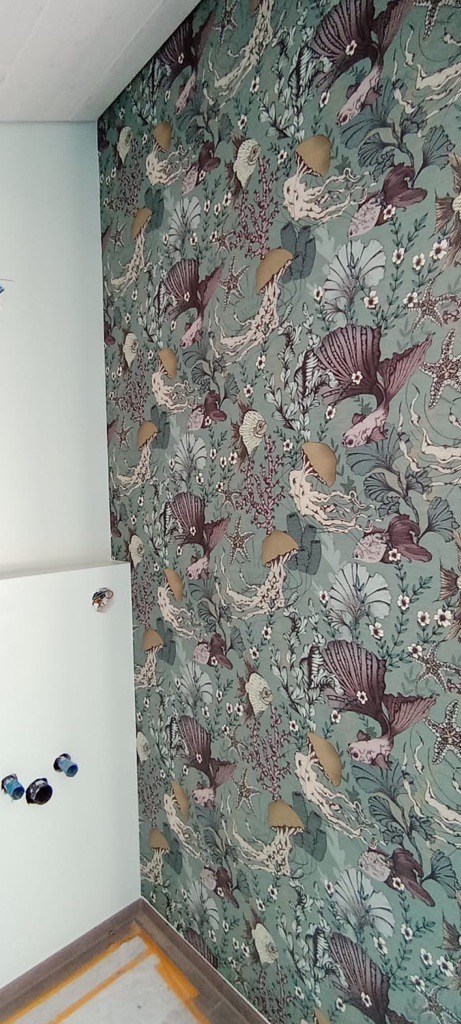 Tapezierte Wand als Teil einer Raumgestaltung