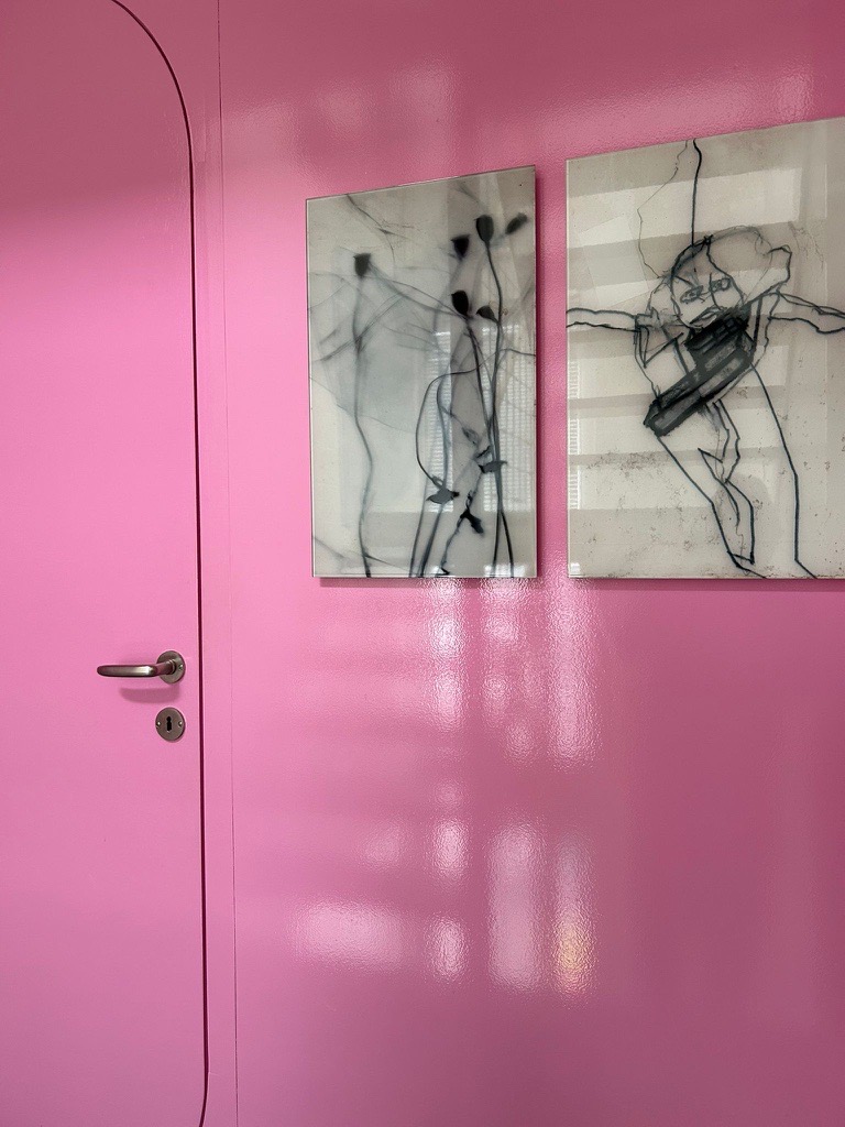 Kräftig pink gestaltete Wand- und Türfläche