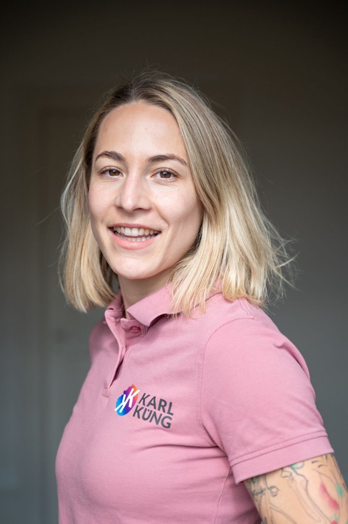 Laura Küng in rosafarbener Arbeitskleidung