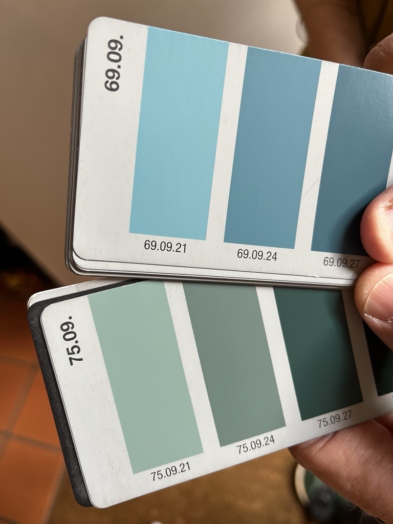 Farbfächer mit ausgewählten Farbtönen in der Hand
