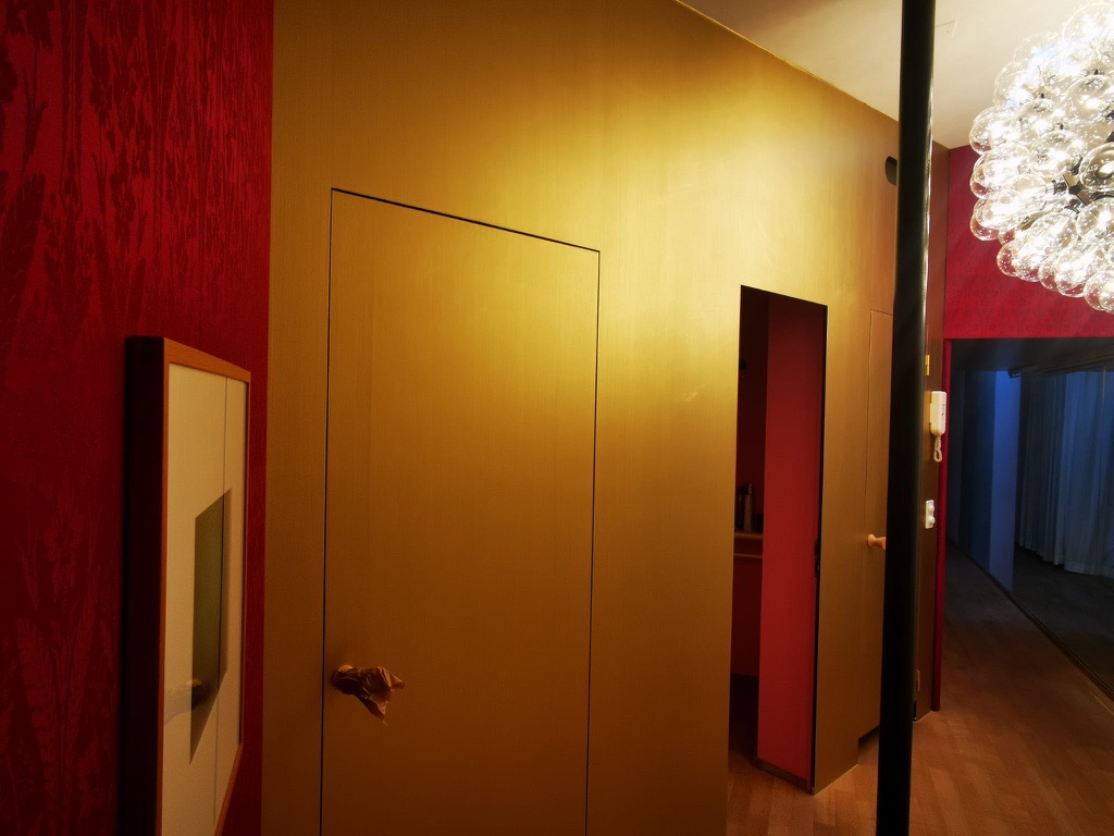 Wandgestaltung in Gold- und Rottönen