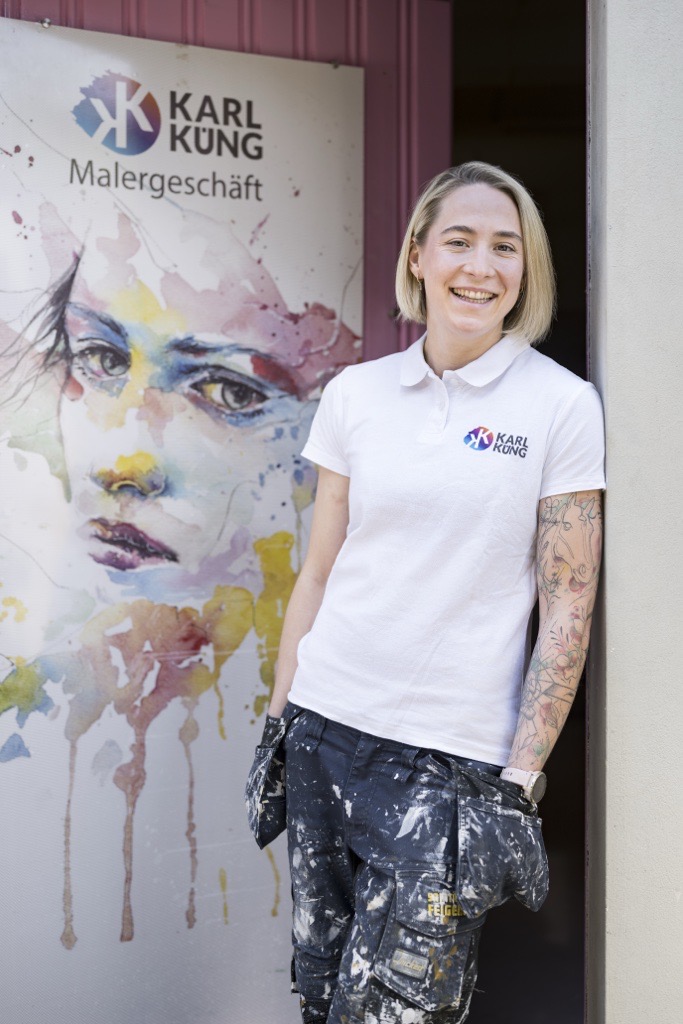 Laura Küng vor dem Karl Küng Malergeschäft in Binningen