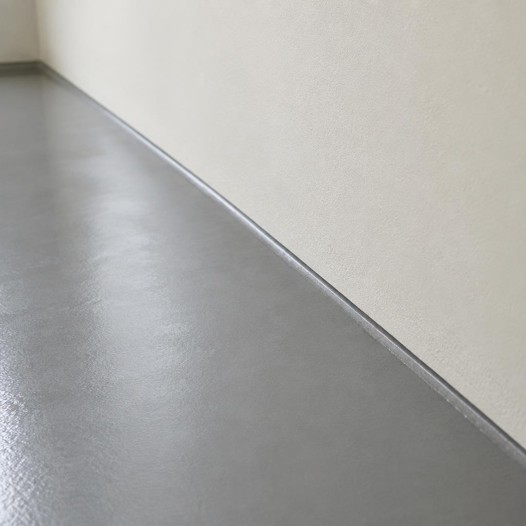 Sauberer Übergang zwischen beschichtetem Boden und Wand (Symbolbild)